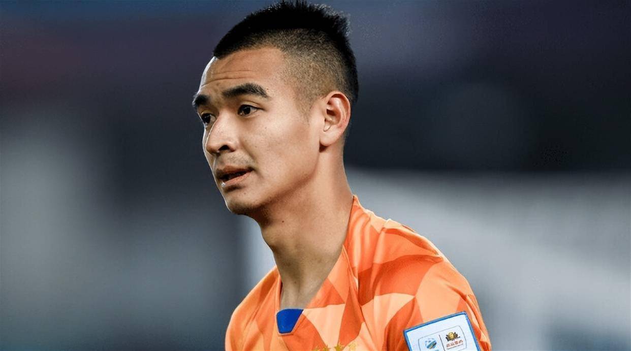 韩鹏用人再引争议！昔日边路国脚遭遇雪藏，5轮0出场已经边缘化，韩鹏的泰山队到底在怕什么？