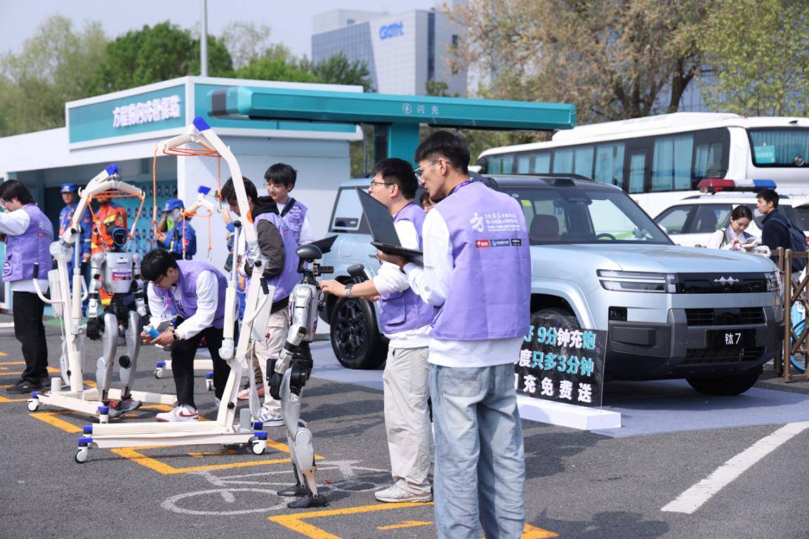 方程豹护航全球首场人形机器人马拉松，共谱未来出行新篇章