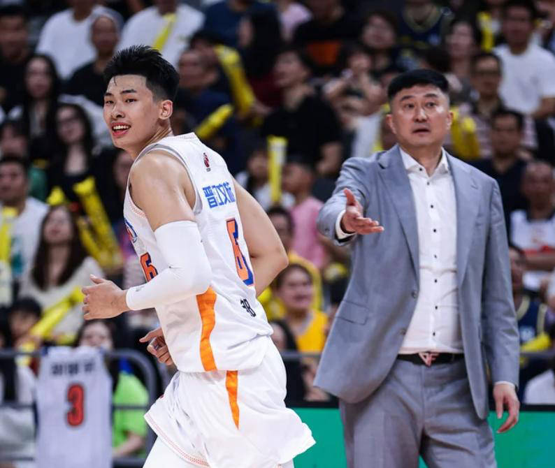 球迷心声难掩失望！广东领先19分惨遭逆转，呼吁杜锋重新审视战术