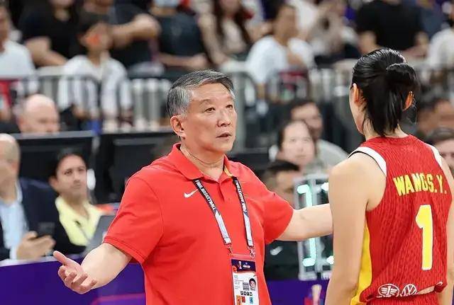 中国女篮新消息！又1名将拒绝集训，产生3大争议，宫鲁鸣太尴尬！