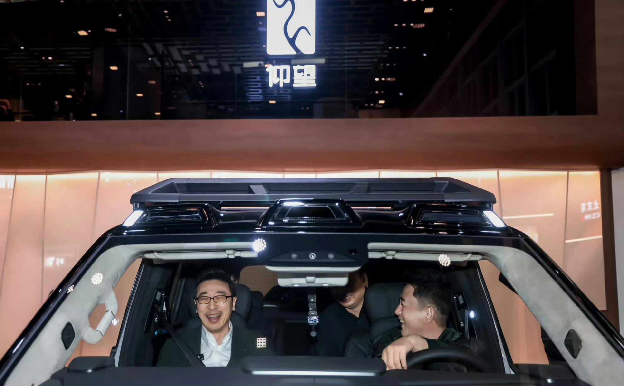 北京车展惊现“反派大佬”同框！他们的眼睛瞄准了同一款车，比亚迪仰望！