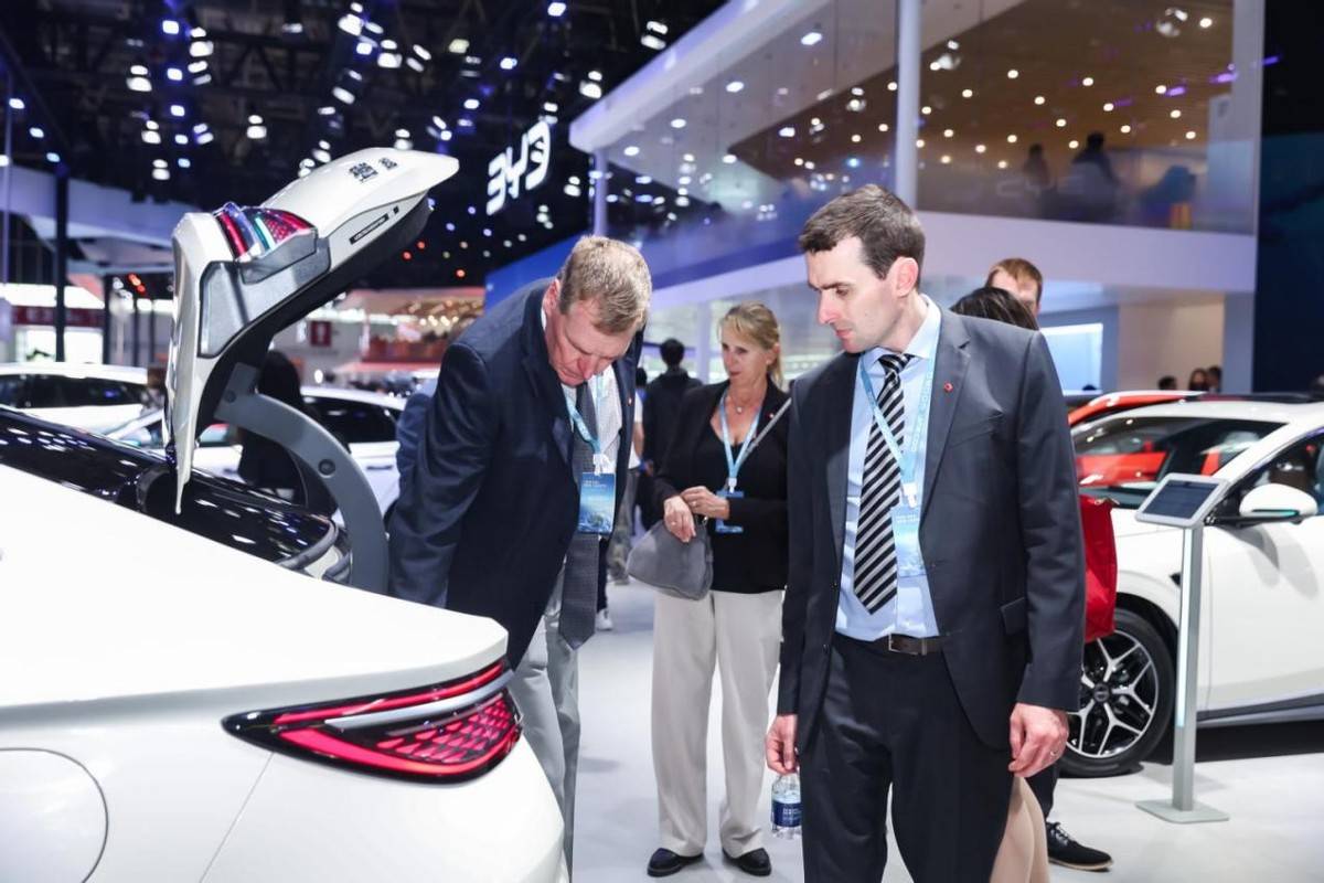 《霸屏北京车展！比亚迪E3馆火到国外，全场C位实锤》