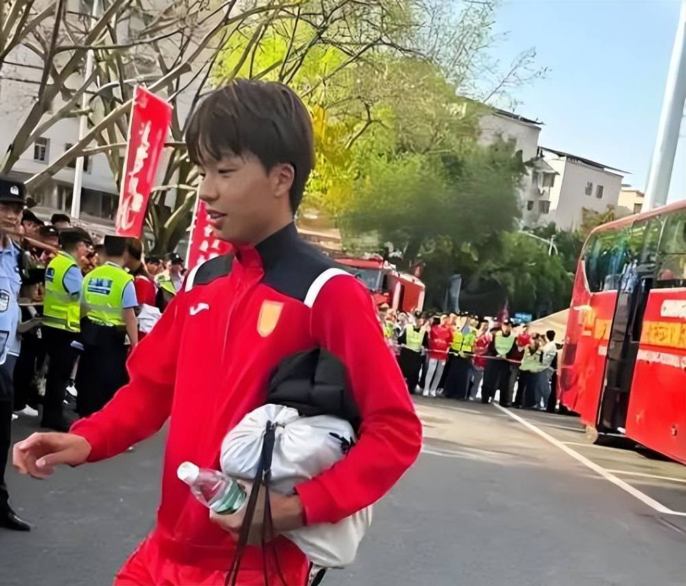 重庆铜梁龙刚在主场1比1战平青岛西海岸！李镇全就官宣解约离队，将留洋德甲多特被辟谣