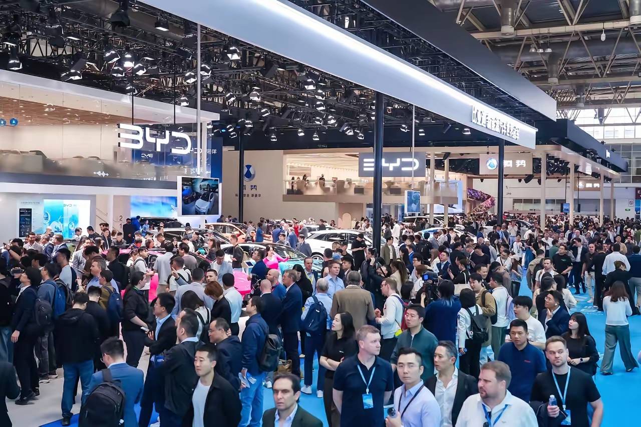 北京车展最大赢家诞生！比亚迪包场E3馆，老外疯狂打卡，雷军李想都来了