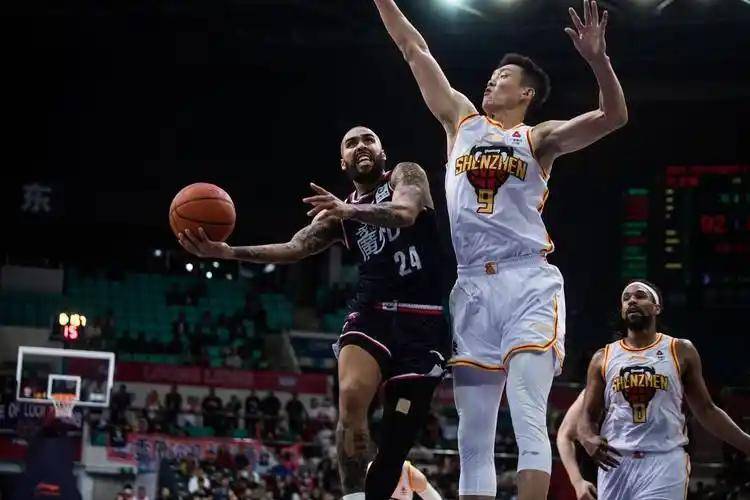 CBA爆雷！萨林杰季后赛前暗签新队，杜锋不听提醒终被坑？