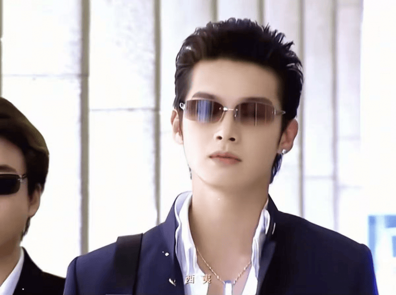 辰亦儒亚瑟王造型亮相厦门，厦门园博苑花灯乐园把“青春回忆”搬进五一夜色里(图1)