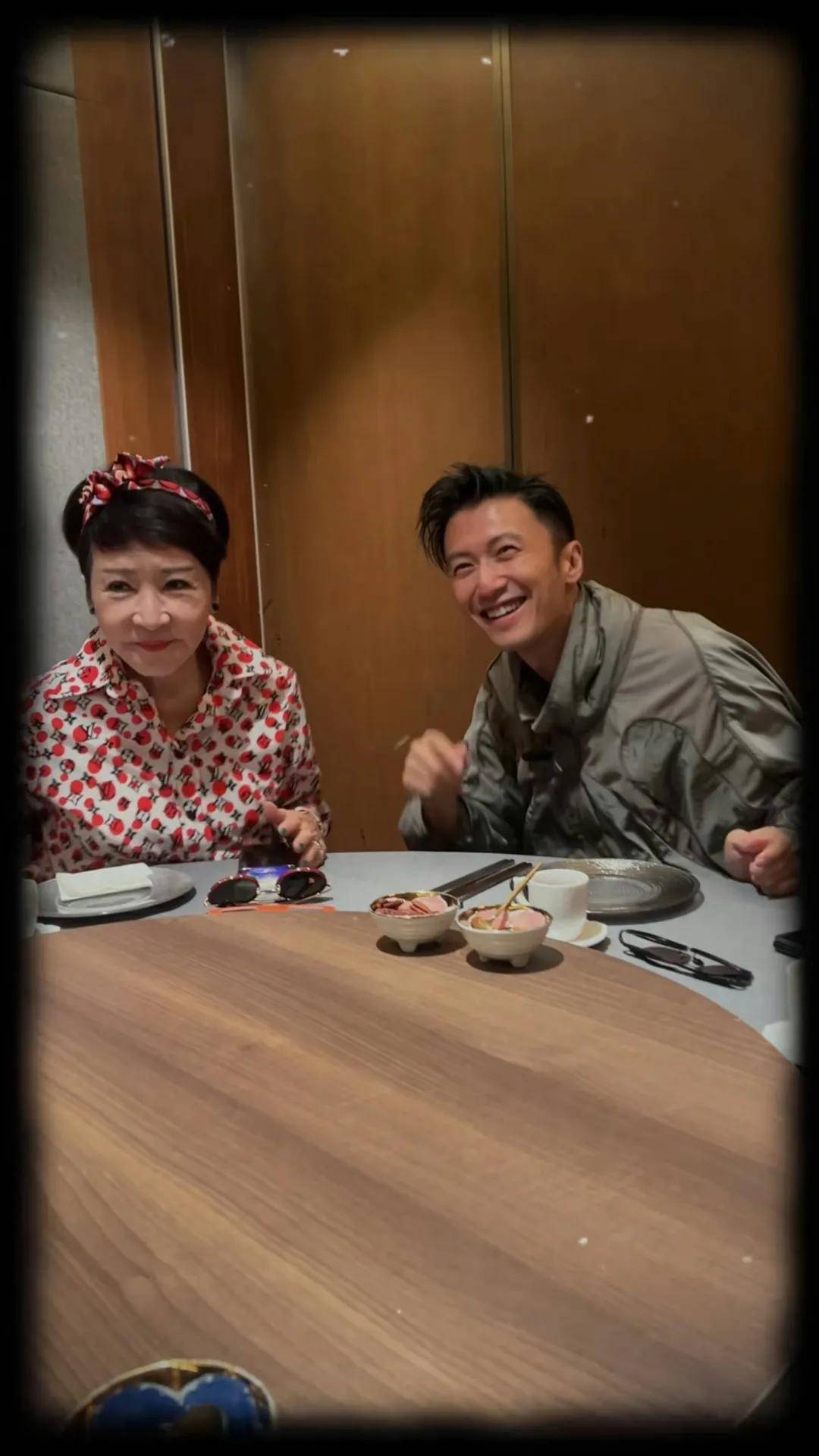 拉姑坐在兒子身邊。（影片截圖）