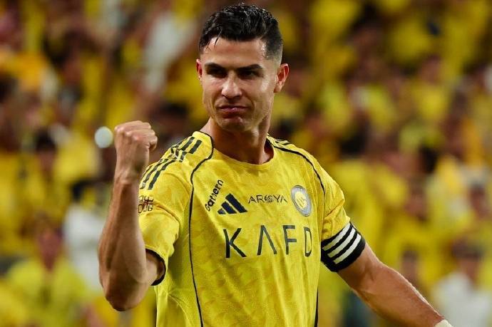 霸气!吉达国民球迷嘲讽C罗没亚冠冠军,总裁张开五指:我有5个欧冠!