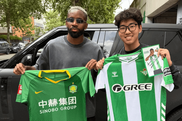 来自北京的惊喜！国安球迷赴西班牙探望巴坎布 手举7年前球衣