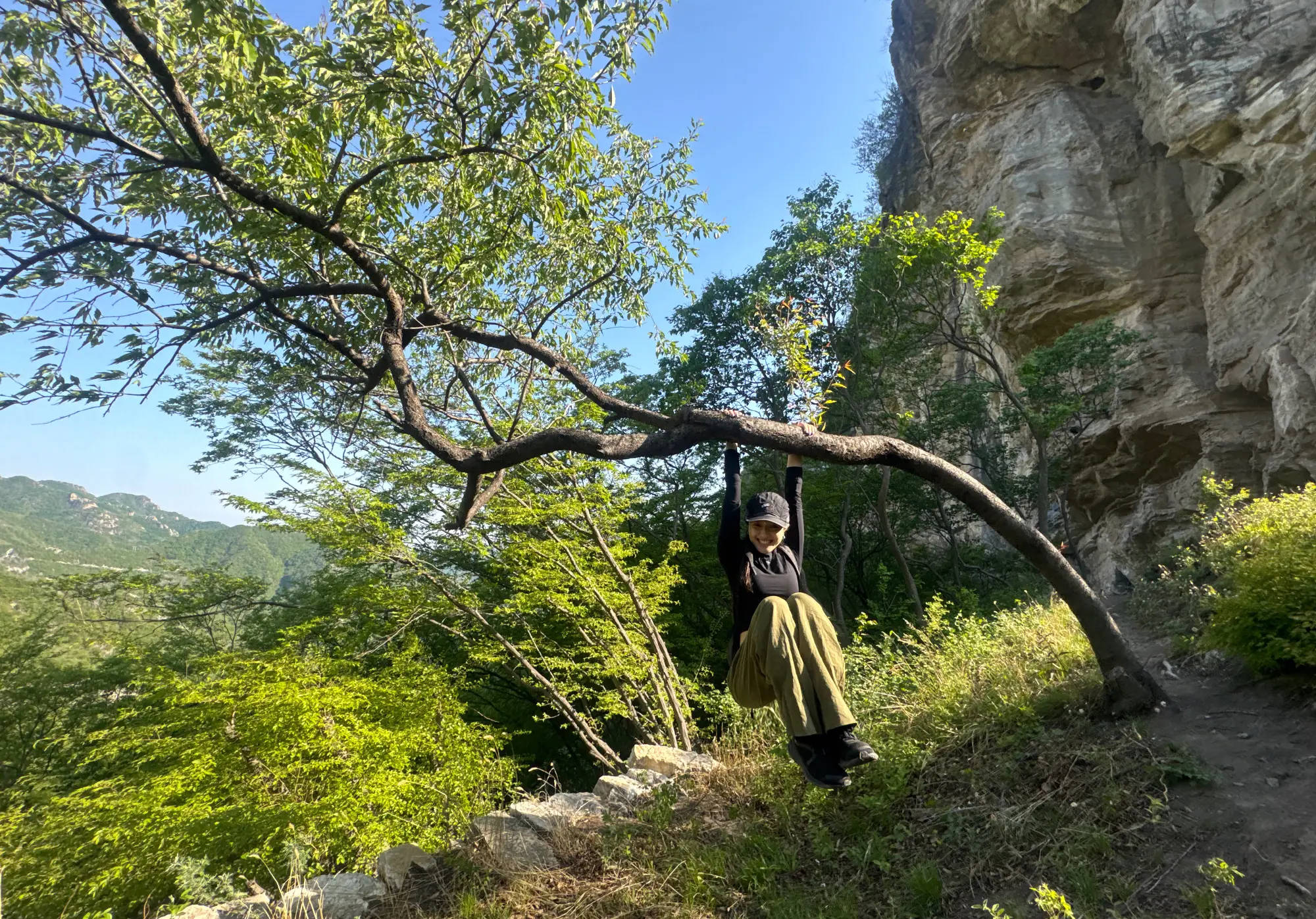 李兰迪晒登山照元气满满！挂在树上当“猴儿”活泼可爱