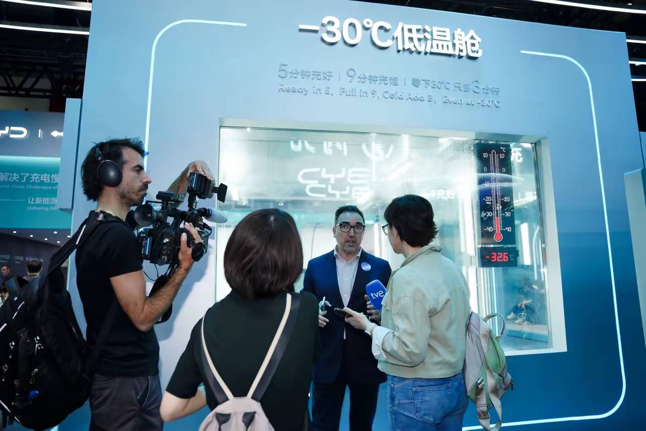 北京车展惊现奇观：老外扎堆E3馆不肯走！中国硬核技术赢得世界瞩目