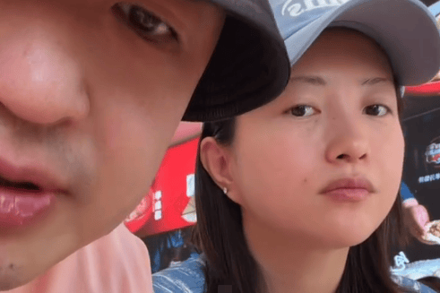 包贝尔包文婧直播回应与赵奕欢联系，赵奕欢曾霸气回应暧昧质疑