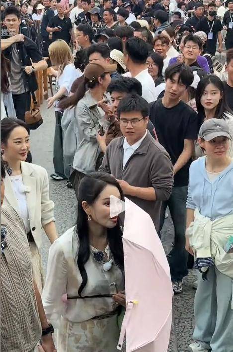 秦昊看伊能静献技_伊能静广告秦昊图片_