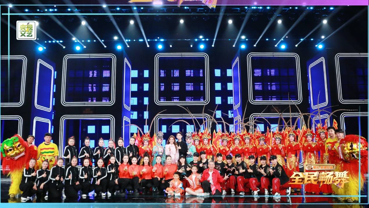 图片包含 桌子, 站, 男人, 束AI 生成的内容可能不正确。