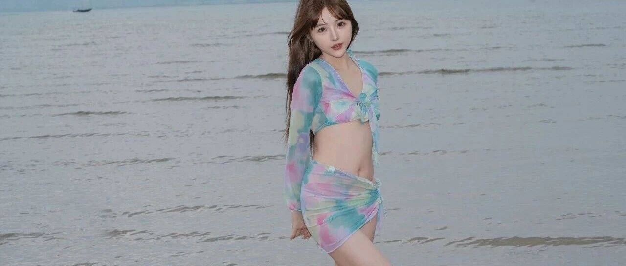 海风撩起衣角，这组泳装写真一眼心动