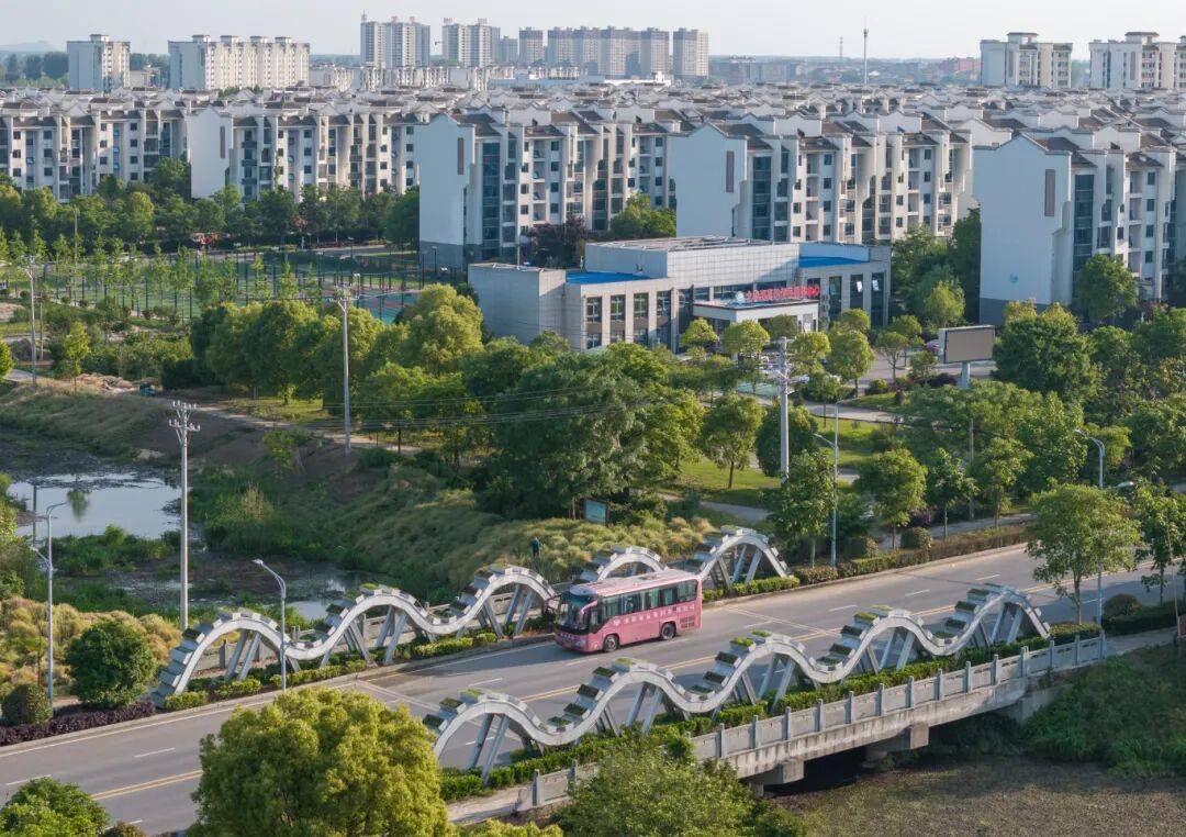 班车穿行大柴湖新城，见证蝶变。.jpg