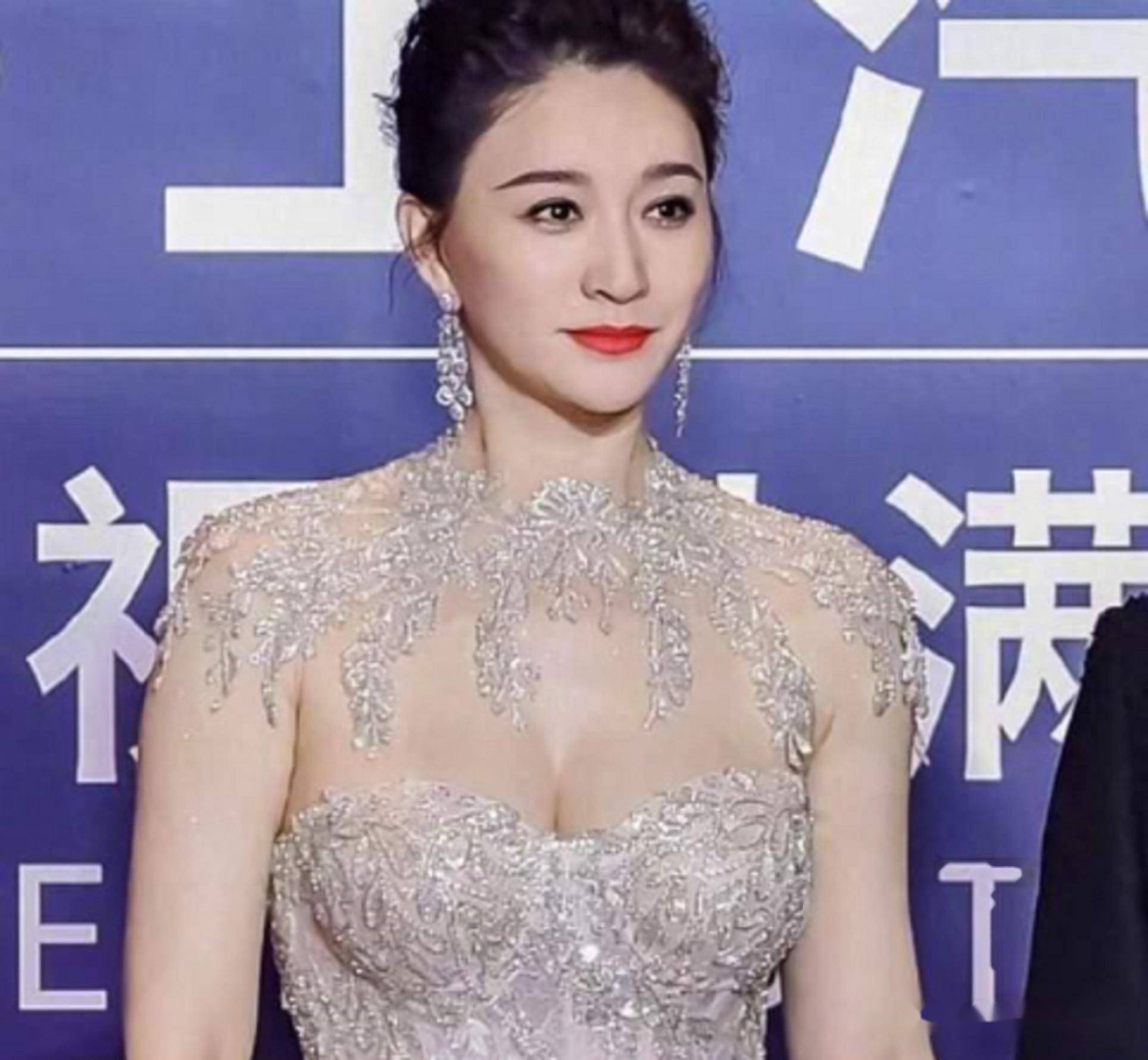 丈夫出事,50岁被迫放低身段出来赚钱的李小冉...