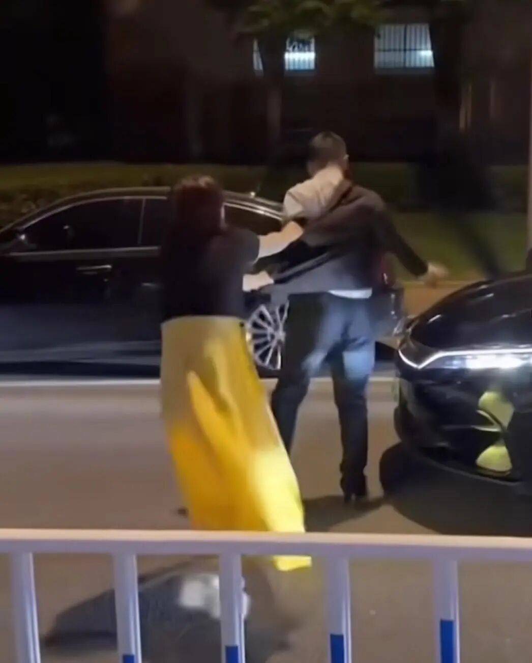 女子街頭連續(xù)掌摑網(wǎng)約車司機！知情人：非擺拍，警方已介入海報