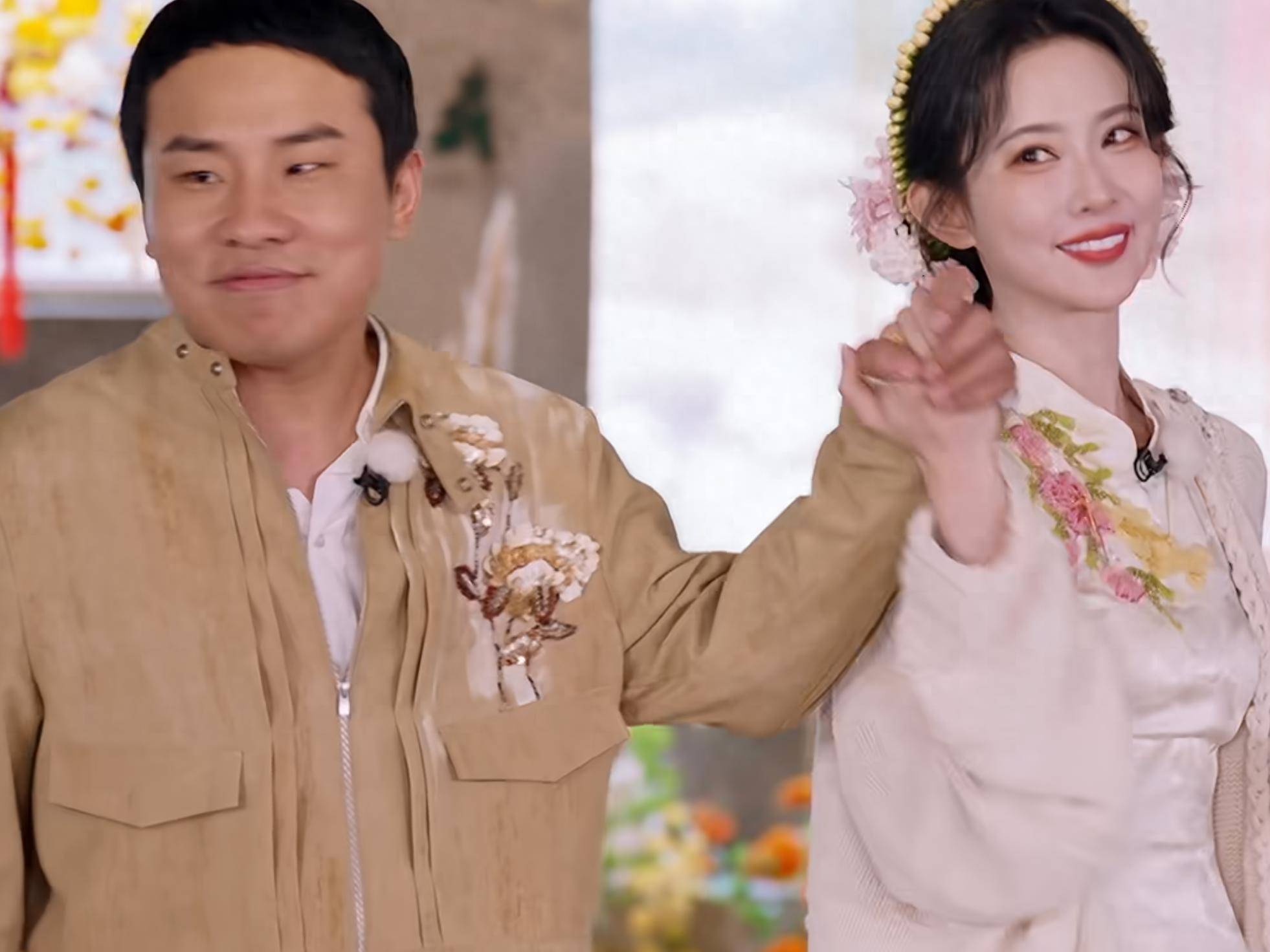 原创            白鹿李昀锐在《跑男》十指紧扣，孟子义偷看又避嫌的样子很有看点