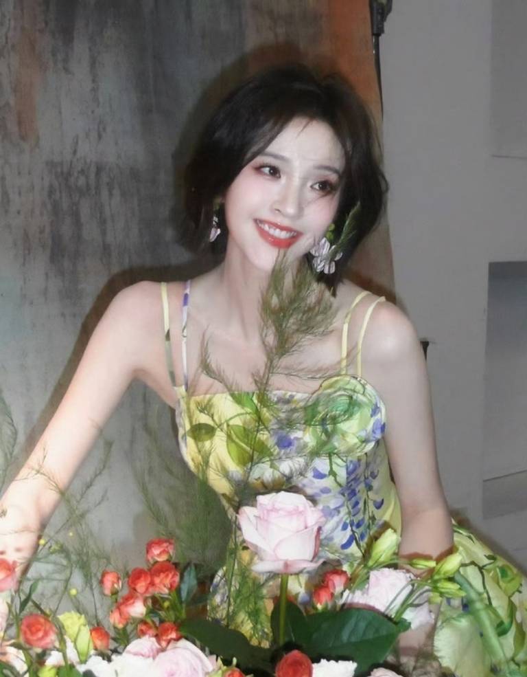 是新潮还是旧梗？唐艺昕舞台妆惹争议，9年不卸妆的笑话怎么来的？