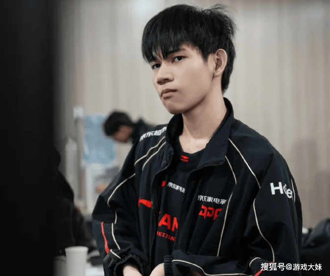 JDG发起公益拍卖，HongQ亲签绘画10万成交，事后发现是失误操作