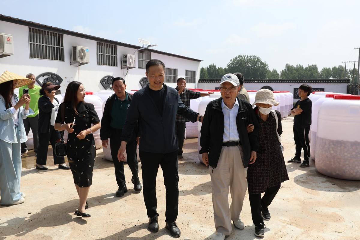 唐山市销消商盟携手书法名家走进丰南乡村开展公益国学书法课堂