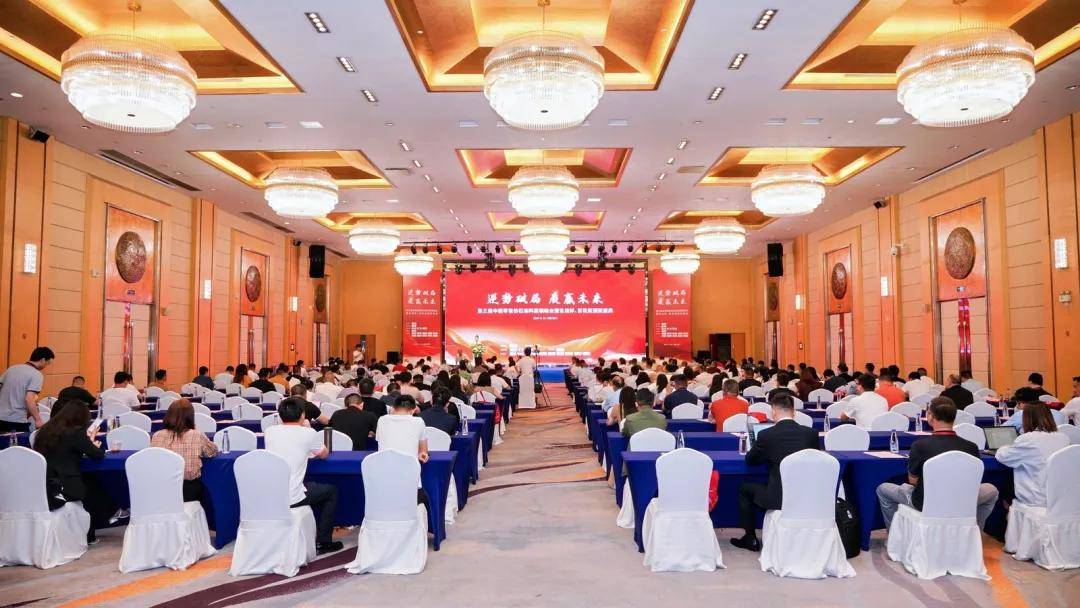 涂上游丨冠名仿石漆峰会，鑫浪斩获保护胶单品销冠及供应商TOP10双料殊荣 