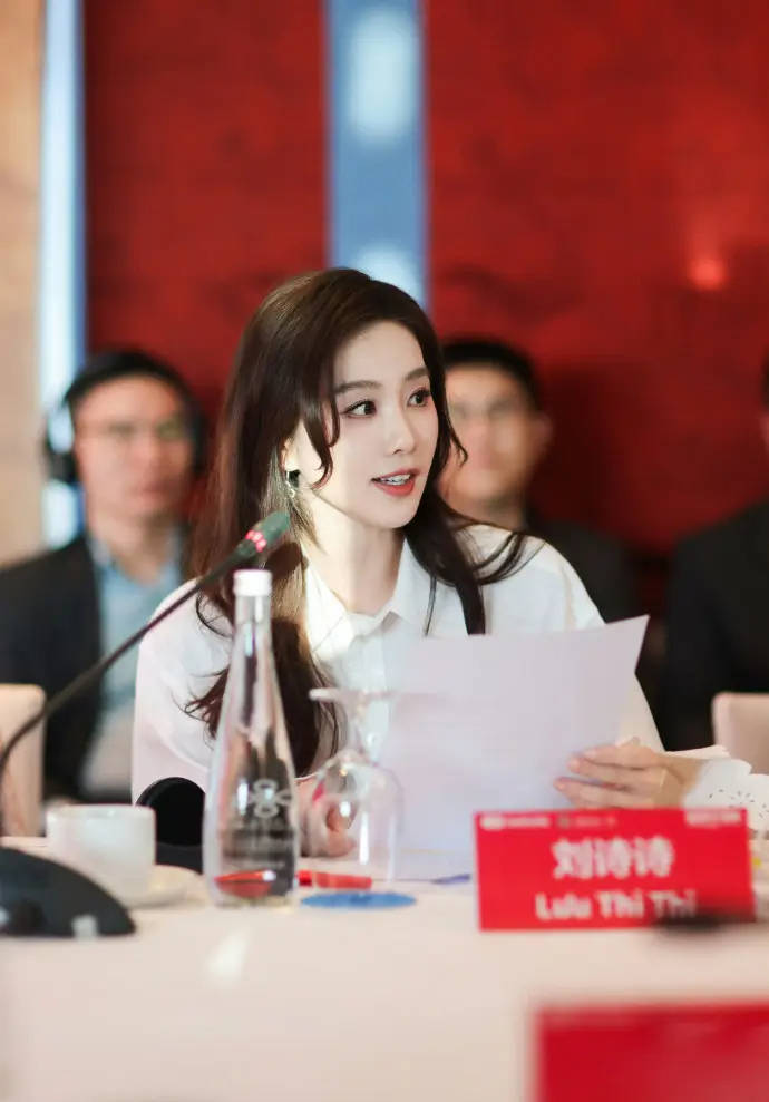 刘诗诗穿白衬衫端庄大气 一头黑发披肩美而不自知