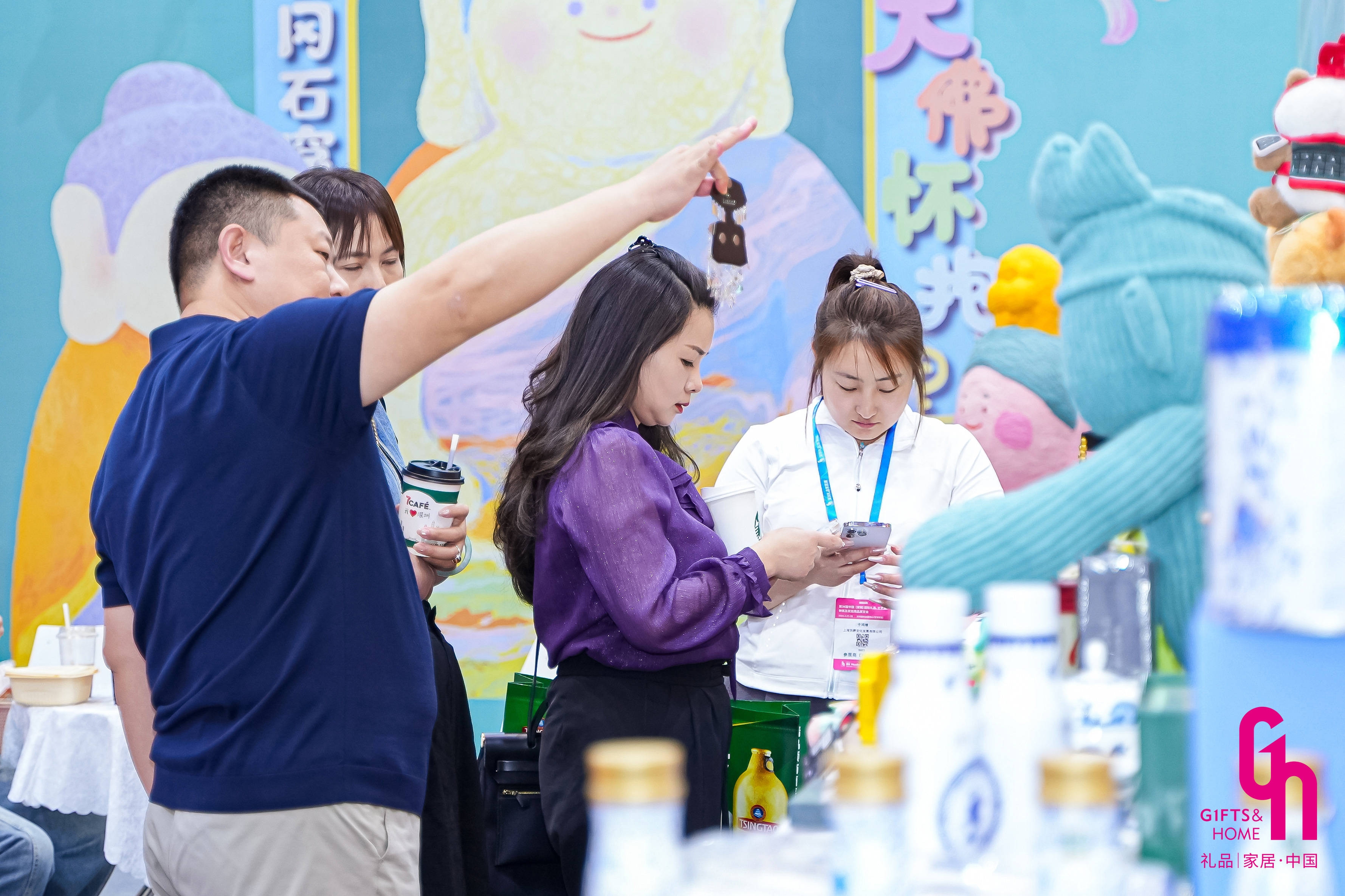 来深圳礼品展拿特渠增量,“中国礼物”出海走俏,AI赋能礼业升级,第34届深圳礼品家居展融合创新驱动行业生态跃迁(图5) 来深圳礼品展拿特渠增量,“中国礼物”出海走俏,AI赋能礼业升级,第34届深圳礼品家居展融合创新驱动行业生态跃迁(图5)