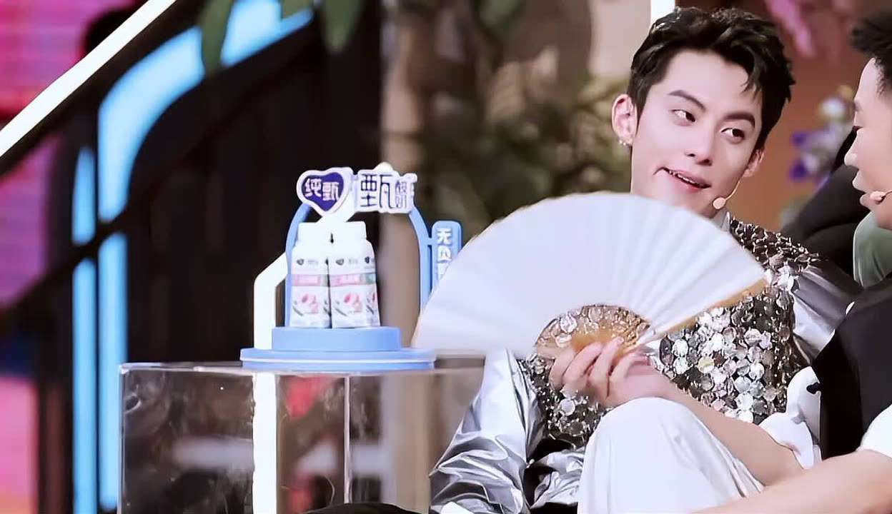 原创            综艺玩脱了？王鹤棣猛泼王安宇一脸水，网友：玩笑别越界啊