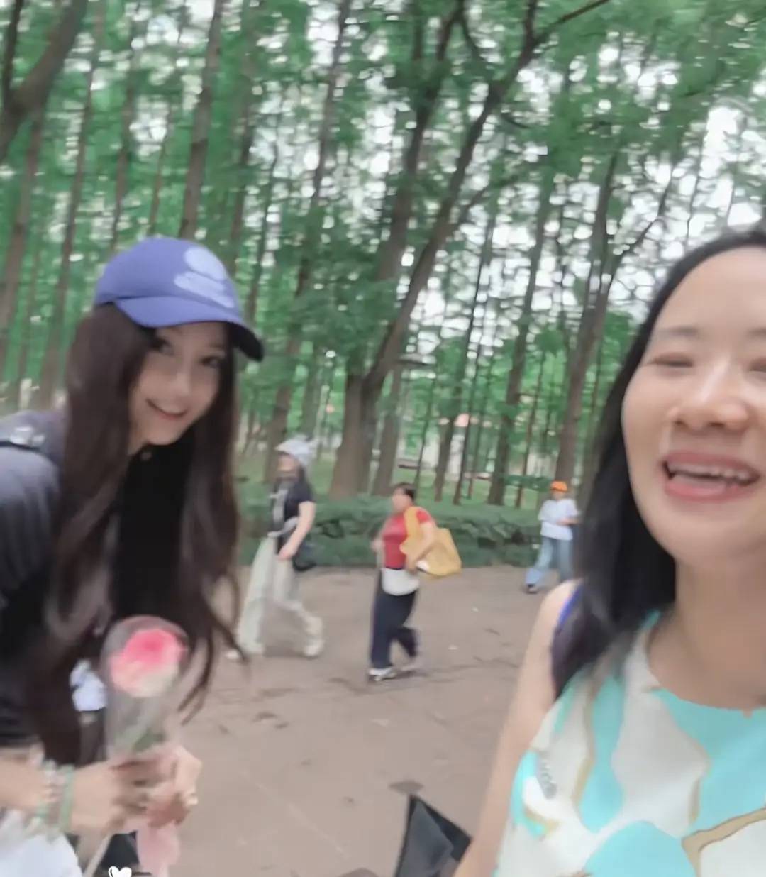 原创            杨颖当起“摆摊”妈妈，穿露脐装秀蛮腰很漂亮，9岁小海绵高又帅