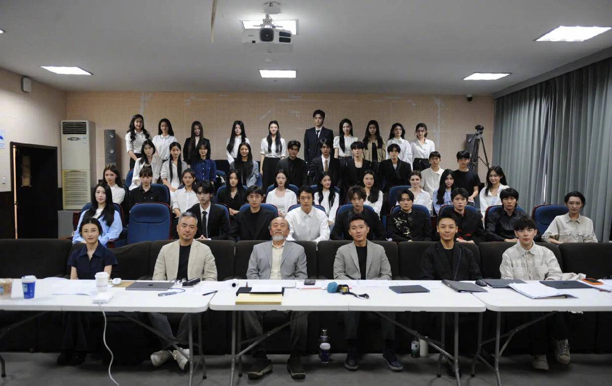 北电2022级表演专业毕业答辩现场照流出！张子枫素颜坐教师席严浩翔西装亮相