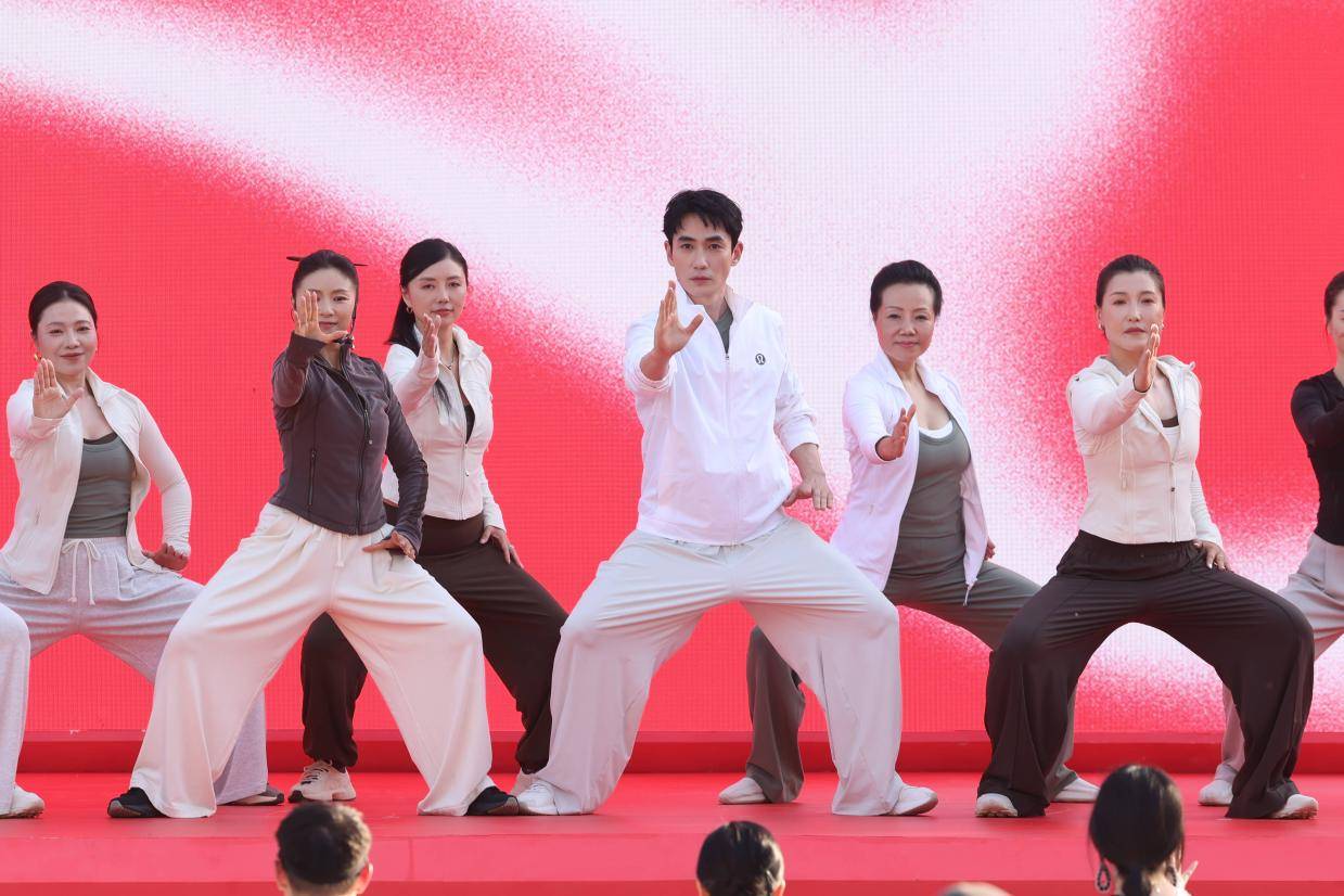 朱一龙长城瑜伽首秀 运动哲学诠释刚柔并济新形象