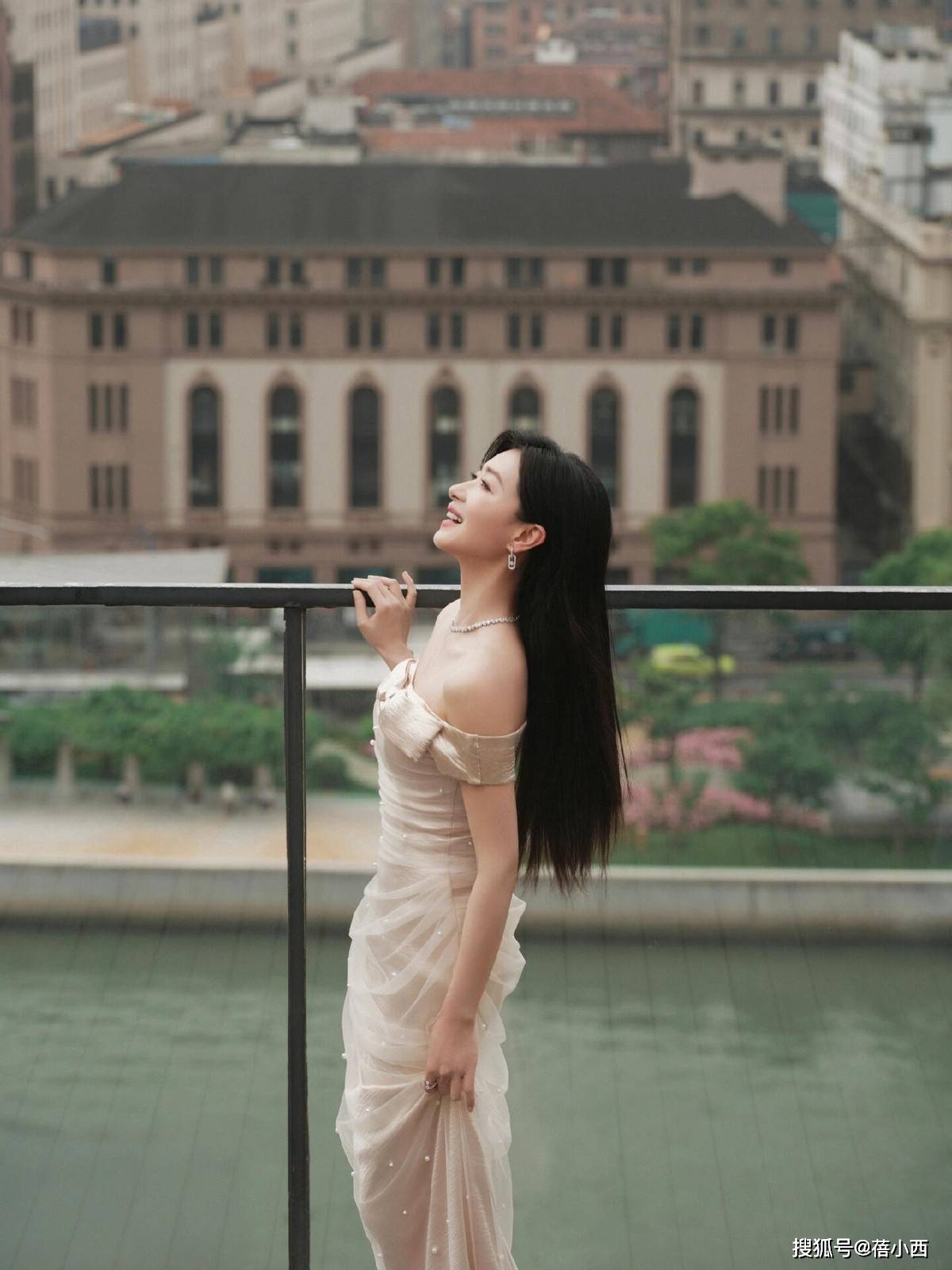 44岁万茜留回长发后像换了个人!穿抹胸裙好惊艳,美到差点认不出