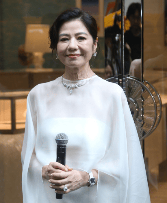 66岁钟楚红优雅亮相活动 明确回应复出传闻：暂无拍戏计划