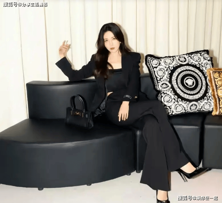 曾黎再一次释放女王风采，黑色束身衣搭配修身西服分外帅气！