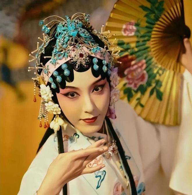 中戏两百年难得一遇的美女曾黎，她的名字总是与美丽、才华和从容联系在一起。