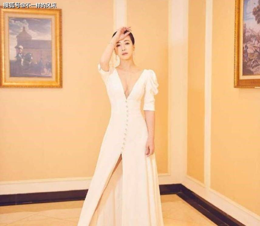陈紫函再次展现少妇风韵，身穿奶白色开口连衣裙分外妩媚动人！