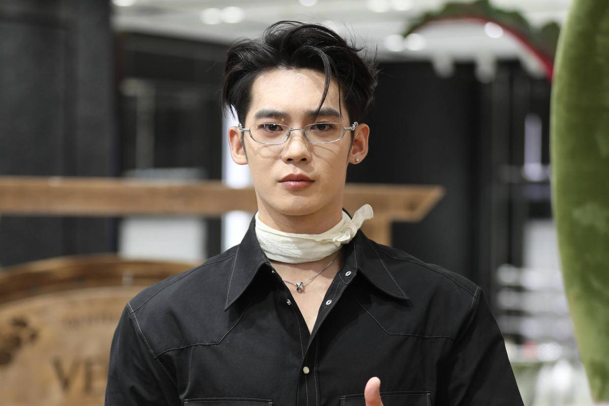 于适银丝眼镜痞帅十足 分享为电影《四渡》幕后创作故事