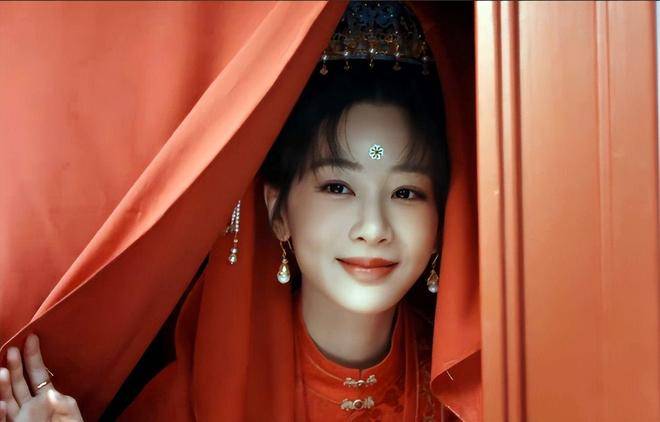 为何劝女星少整容?刘浩存、杨紫同框对比,应验张艺谋评价