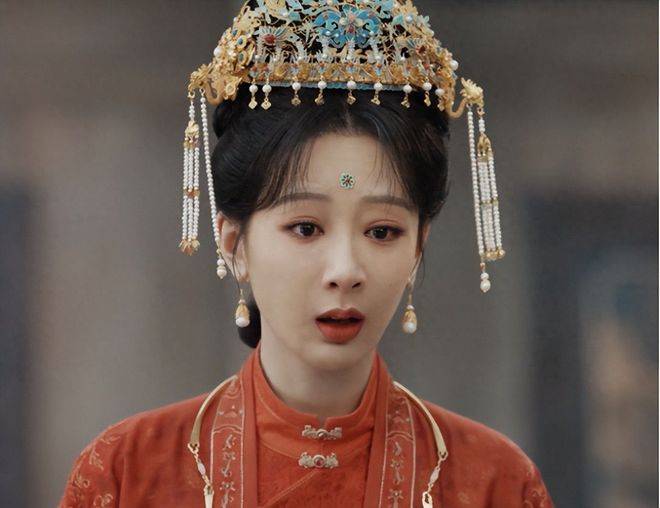 为何劝女星少整容?刘浩存、杨紫同框对比,应验张艺谋评价