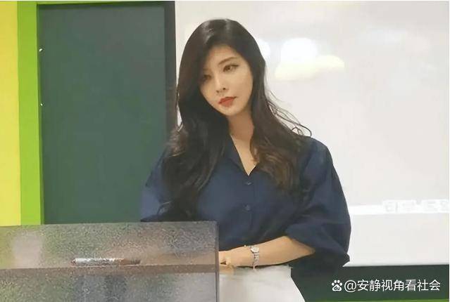 上海女教师“洋娃娃”颜值爆火,超短裙引争议:是“师媛”还是“名师”?