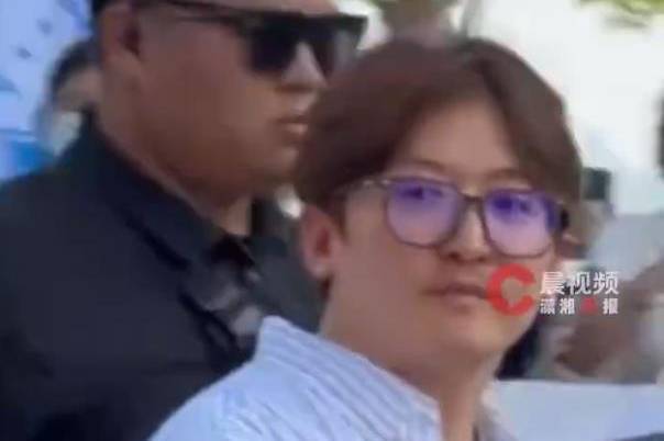 《奔跑吧》风波中，导演姚译添被曝清空账号封面图