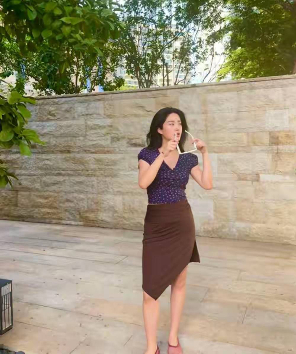 杨采钰当妈后首次杀青晒美照,四肢纤细小腿有纹身,无名指婚戒抢镜。
