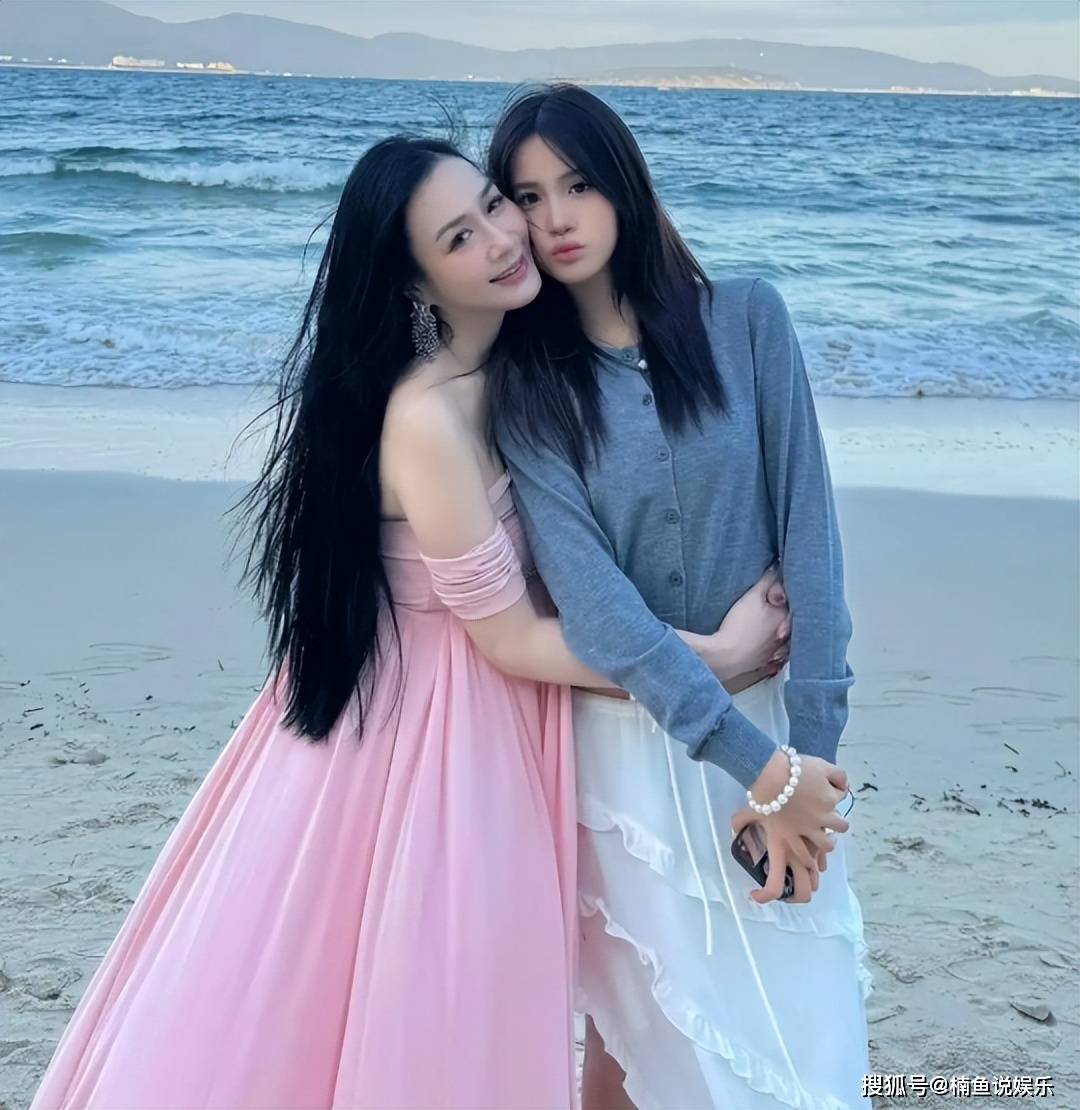 钟丽缇女儿才15岁就美成这样,颜值身材赶超妈妈年轻时,母女同框似姐妹