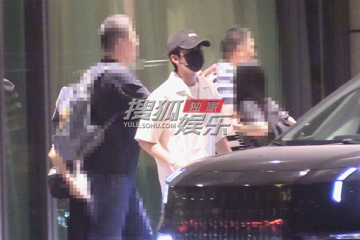 张新成深夜酒店低调赴约 穿搭随性尽显绅士风度