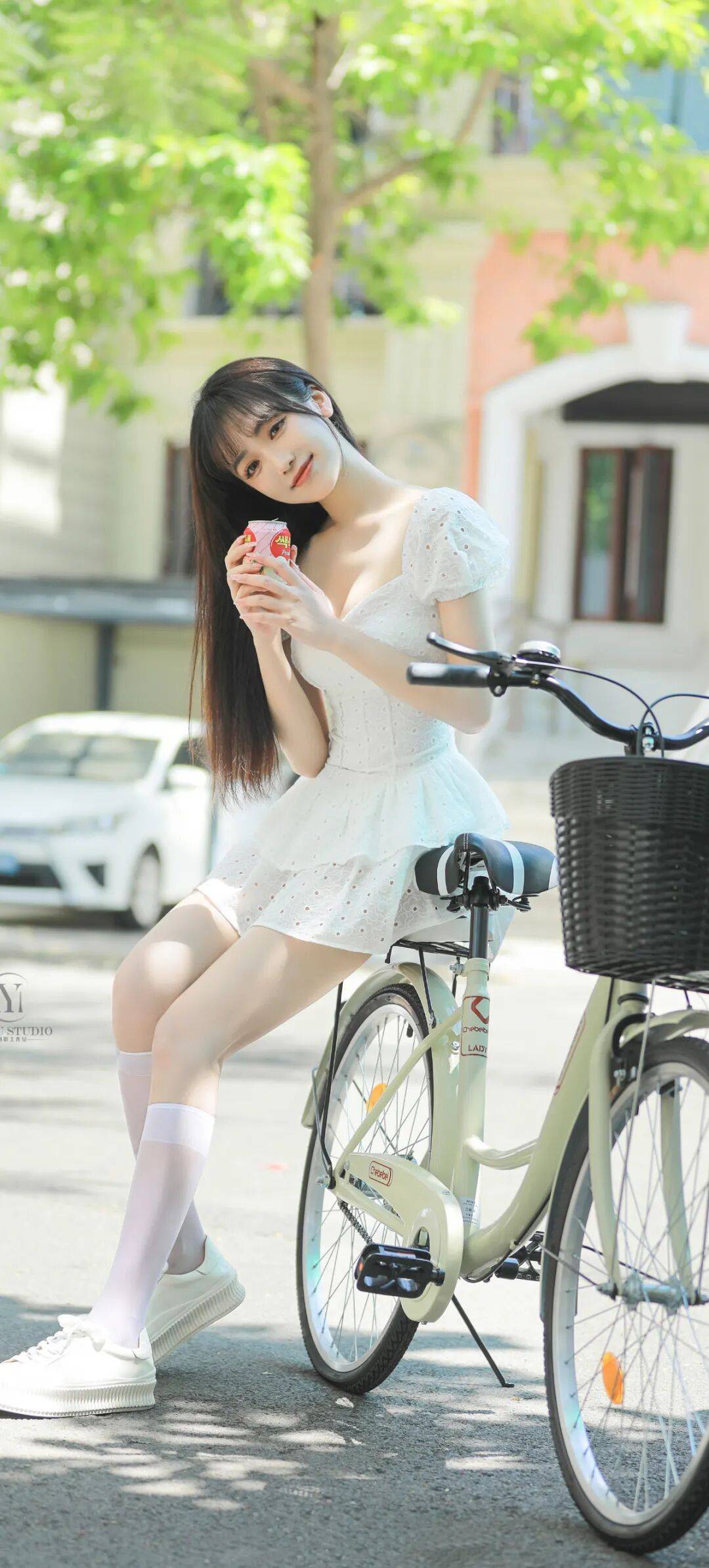 初秋的风掠过校服裙摆,这抹纯欲感直接拿捏
