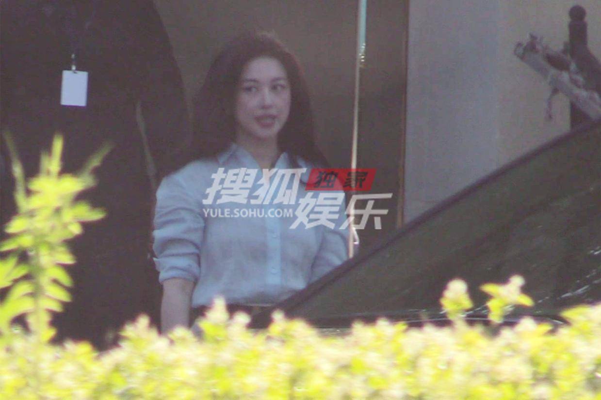 朱珠职场风造型惊艳下班 落日余晖勾勒优雅轮廓