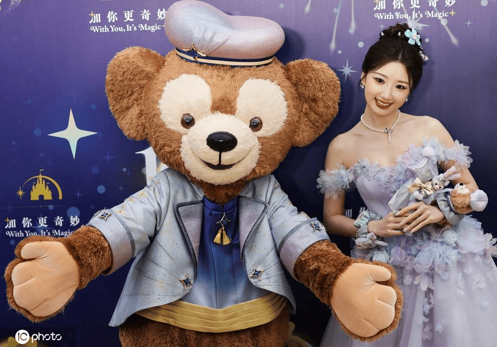 毛晓彤亮相上海迪士尼度假区十周年庆典红毯