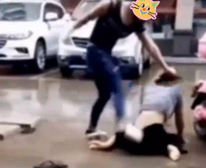 原配和小三当街互踹裆部，丈夫拉走妻子给小三眼色：回去再说